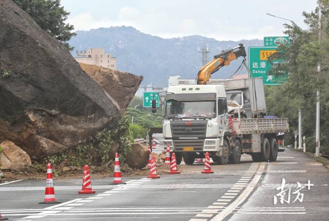 现场清运车辆正调离事故小货车。  南方+ 郑淼鑫 拍摄