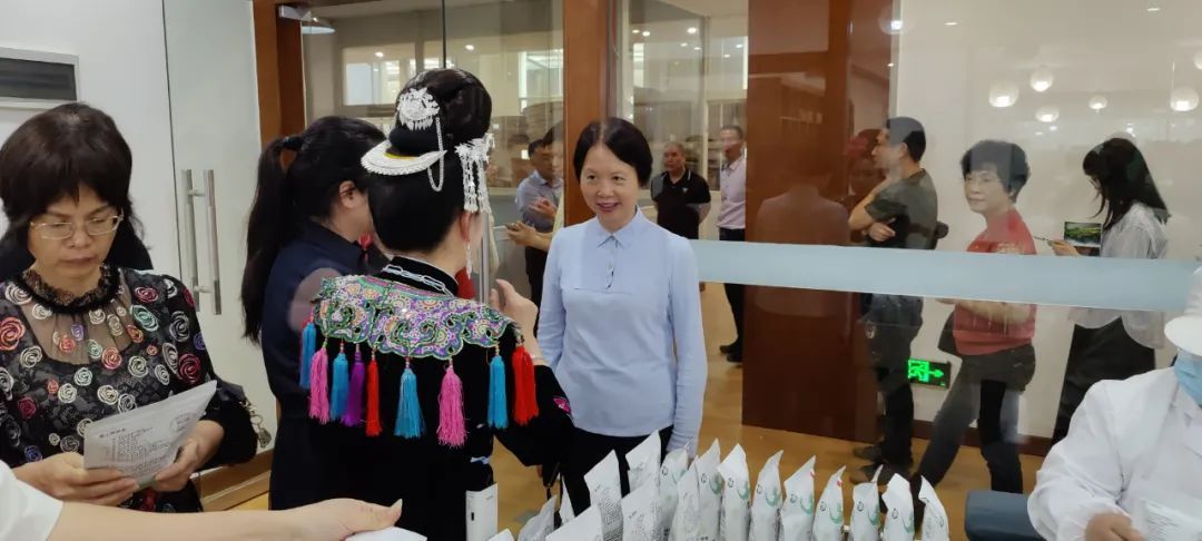 佛山市政协副主席麦洁华走访雷山县毛克翕茶业。 佛山市政协副主席麦洁华走访雷山县毛克翕茶业。