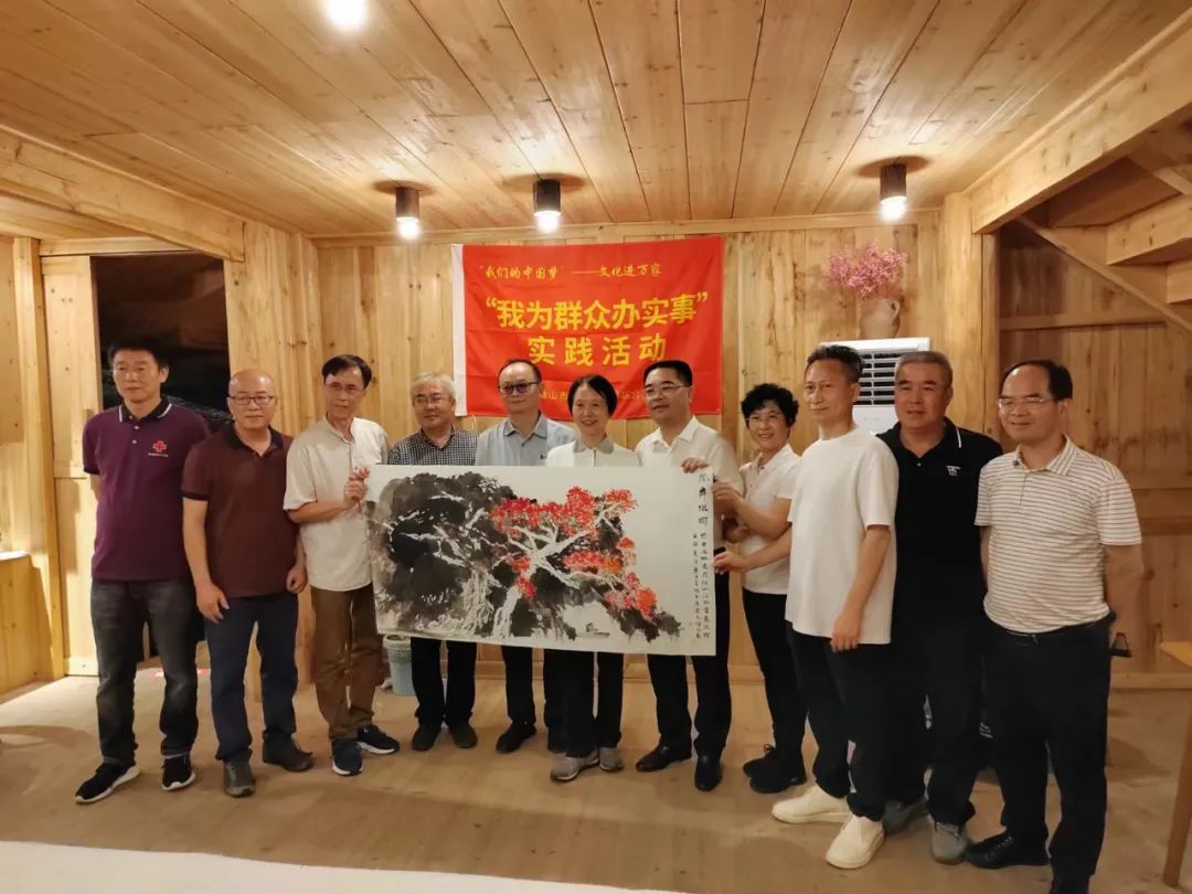 佛山市政协书画院书画家们赠送书画给当地。 佛山市政协书画院书画家们赠送书画给当地。