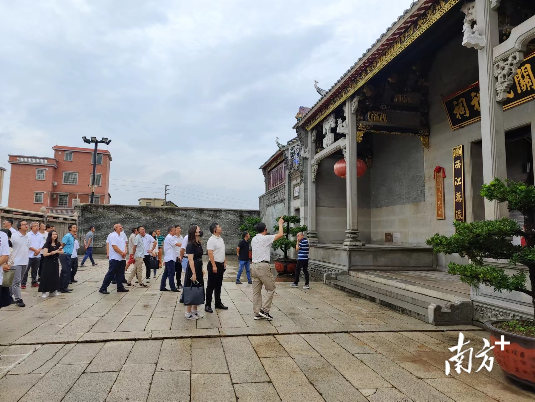 两镇干部参观上西村西山树德堂。孙景锋 摄