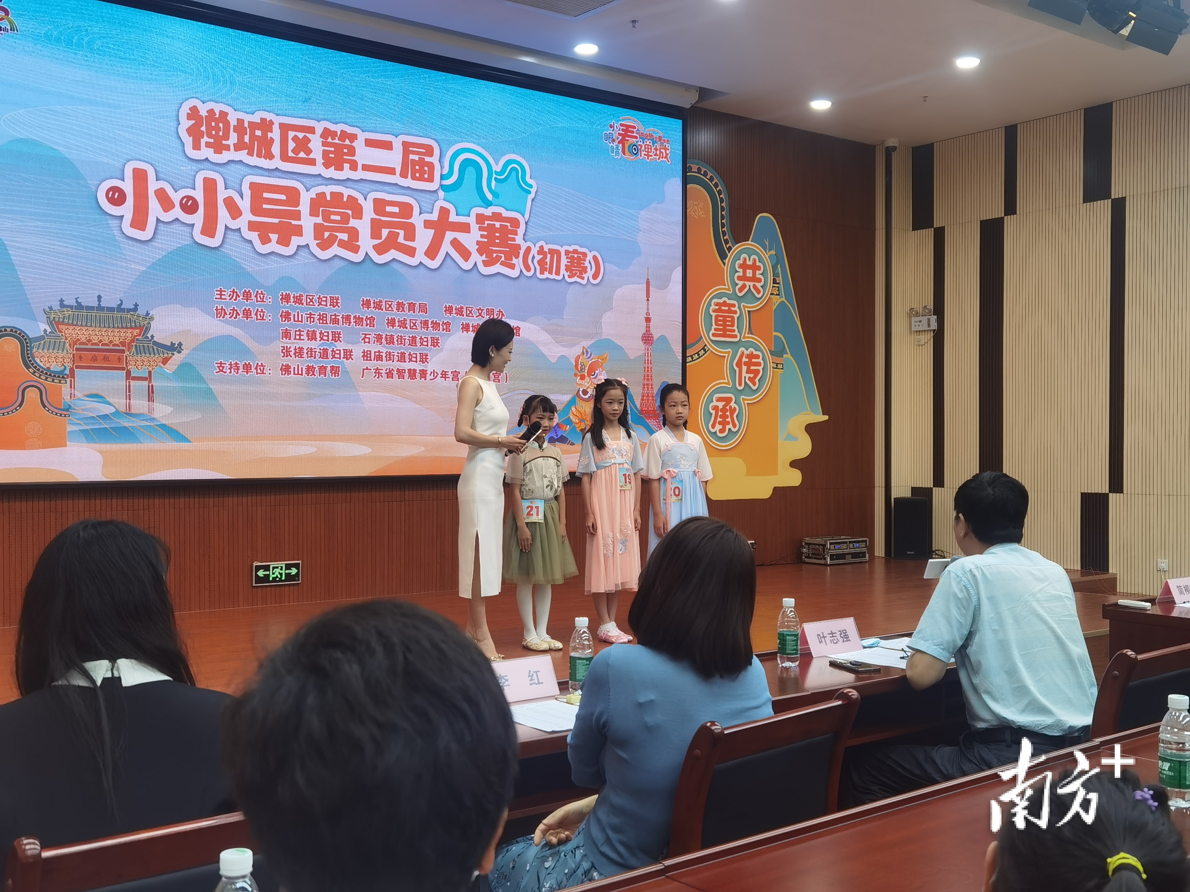 小选手们接受专家评委的点评。阎锋 摄