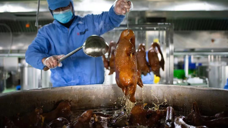 助力汕头卤鹅预制菜“飞”往香港，澄海海关保驾护航
