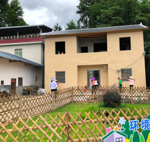 工作人员正在八尺镇黄沙村丈量登记外立面改造面积