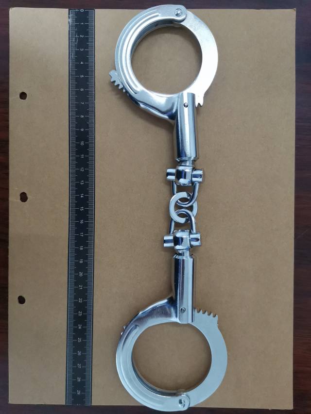 男子的行李中有警用手铐一副.