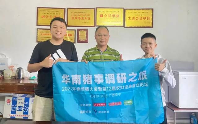 钧海动保总经理梁铁钧(左2)与《农财宝典》新牧网记者合影 钧海动保总经理梁铁钧(左2)与《农财宝典》新牧网记者合影