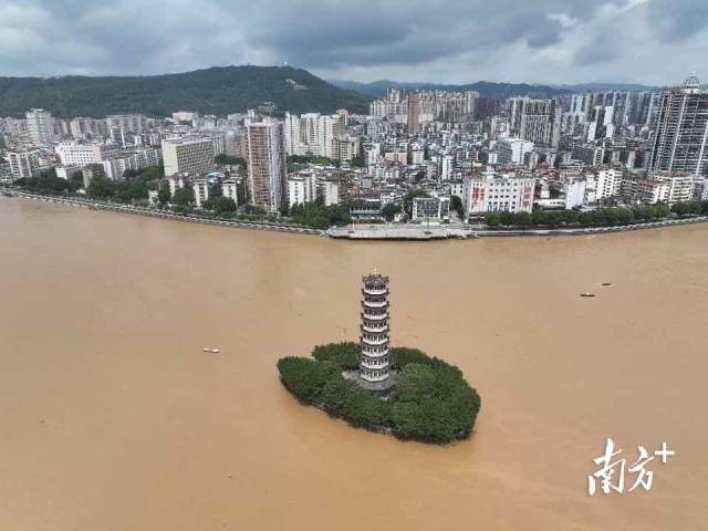 洪水渐退韶关市区居民恢复正常出行