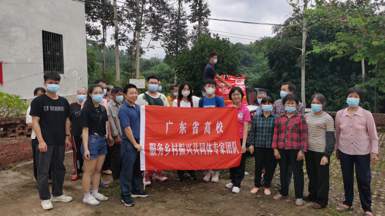 送苗送技術(shù)下鄉(xiāng)，專家團(tuán)隊(duì)與德慶農(nóng)戶交流種植經(jīng)驗(yàn)