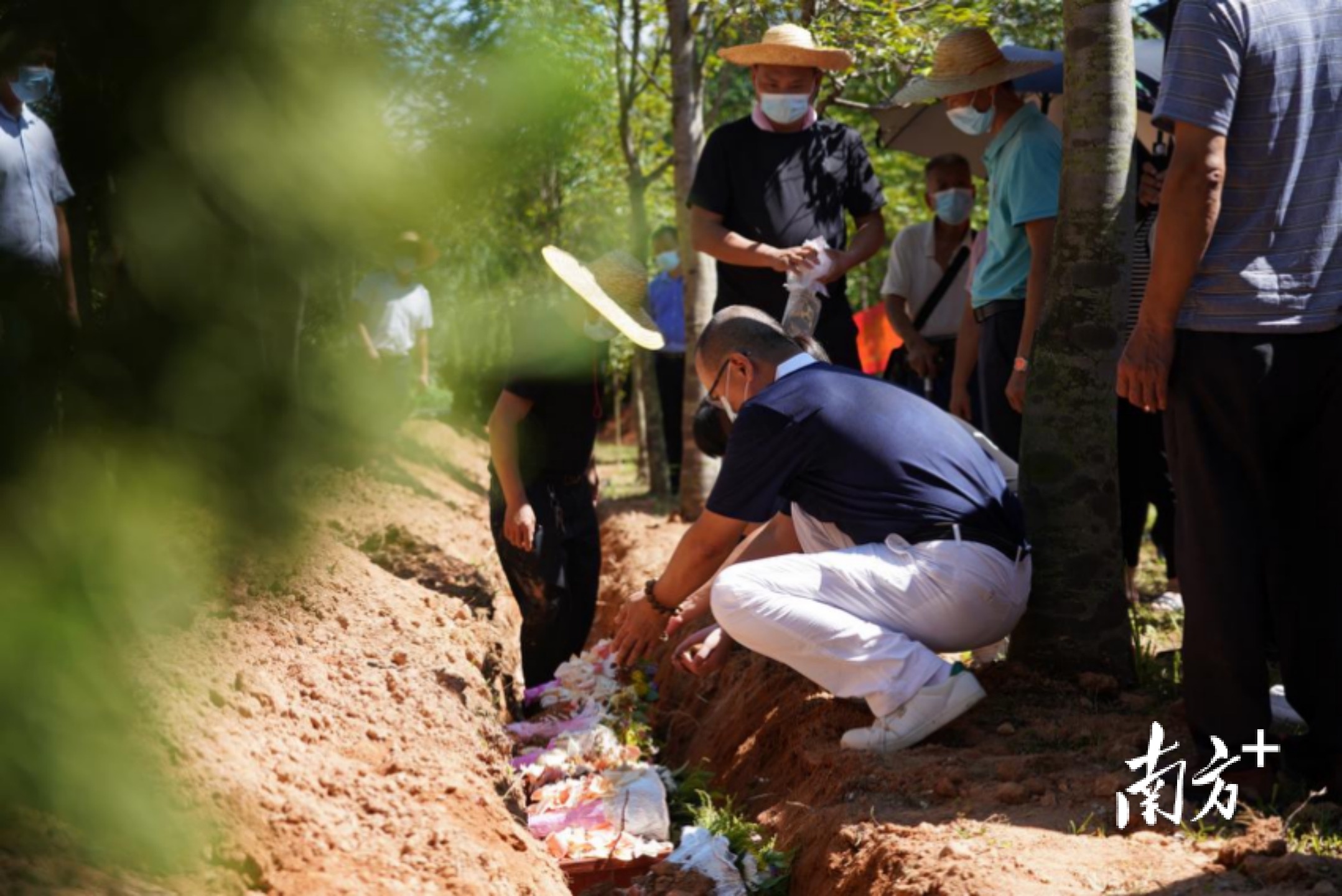张成朋烈士骨灰在邹平市烈士陵园安葬 现场上万人悲痛悼念__凤凰网