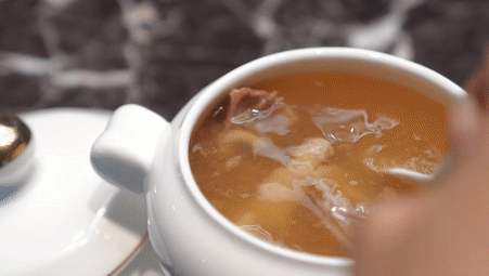 经过几分钟的简单加热，预制汤变成香喷喷的靓汤。