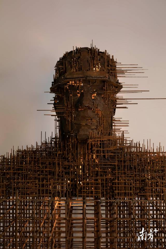 近日,广州美术学院雕塑专业学生黄建亿的毕设作品火了.