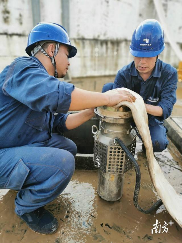 惠州供电局抢修人员奔赴清远支援抢险救灾，出动应急排涝车对变电站集水井，电缆沟进行排水。 何文浩 摄