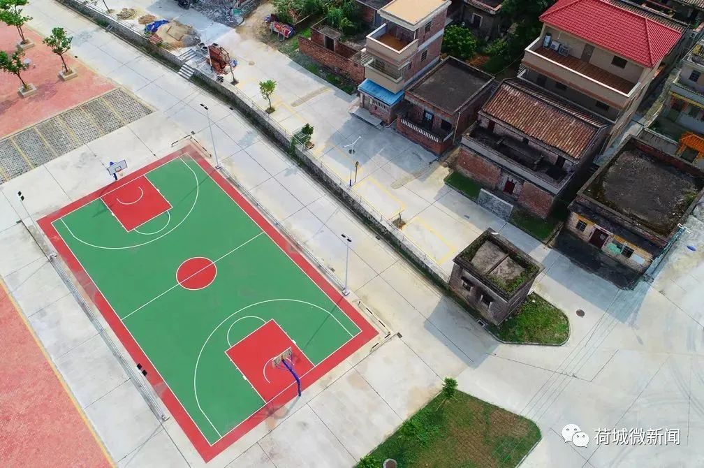 古耶村休闲文化场所配套齐全，图为篮球场。