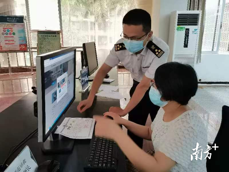 海关关员指导企业开展多证合一申报。