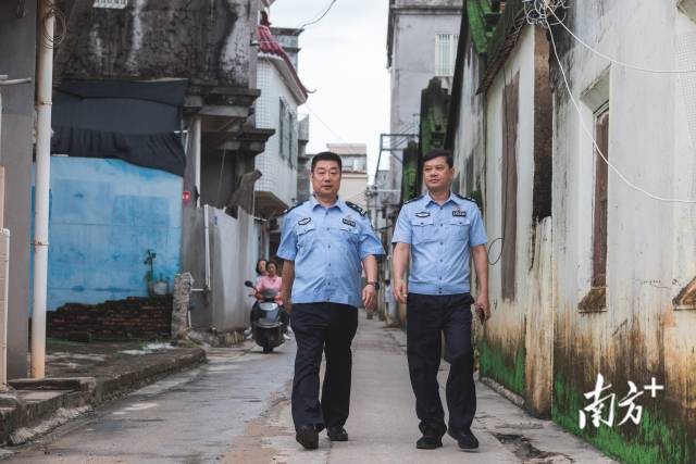 圖為陸豐市公安局禁毒大隊大隊長林衛東和駐博社村民警陳哲堅在村中