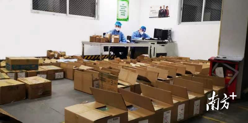 海关关员对进口个人物品快件进行查验。