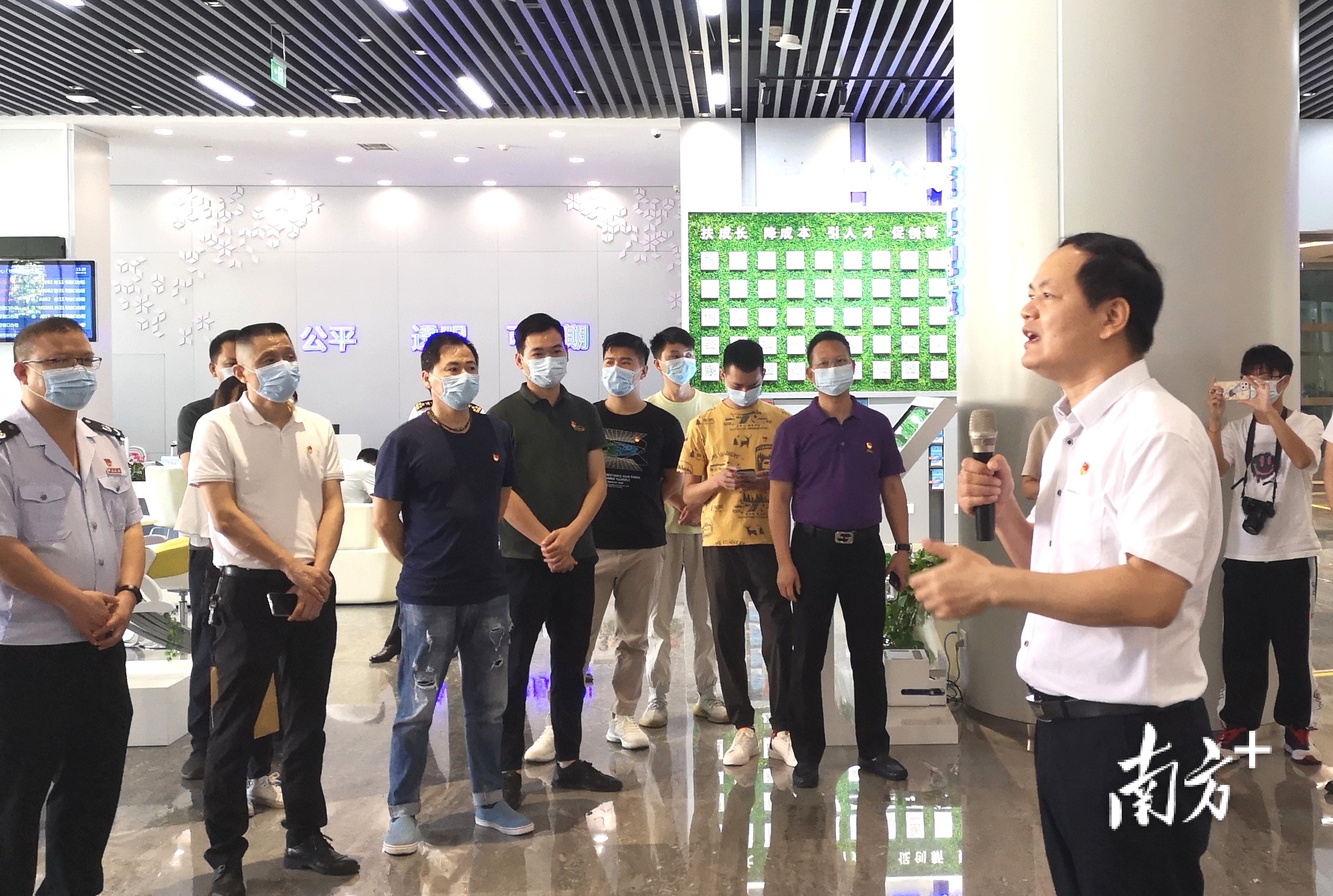 在禅城区政务服务开放活动上，智慧新城示范片企业参观体验政务服务大厅。 卢浩能 摄