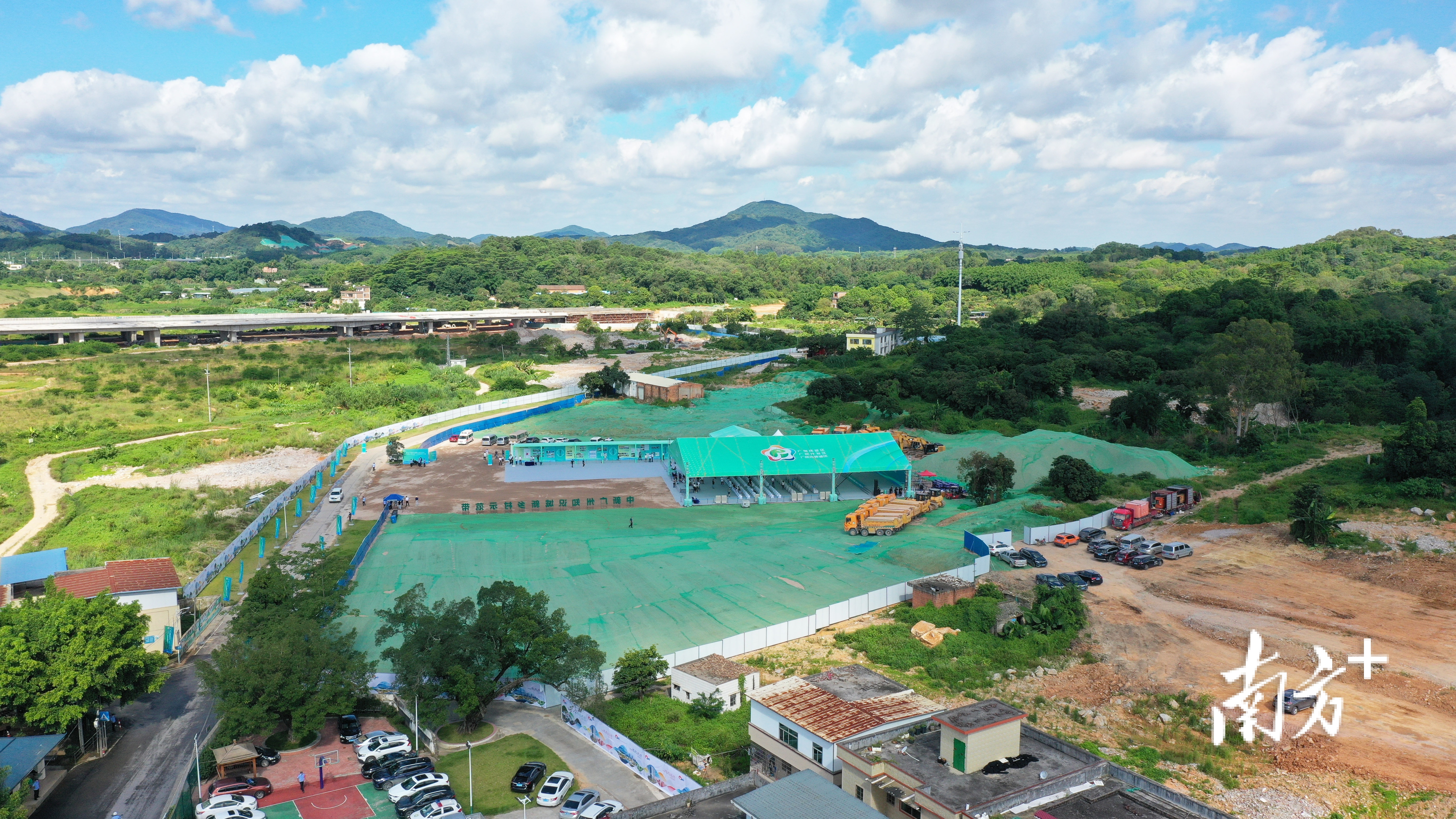 中新广州知识城“九佛五村七片”新乡村示范带首开区动工活动现场 。 梁文祥 摄