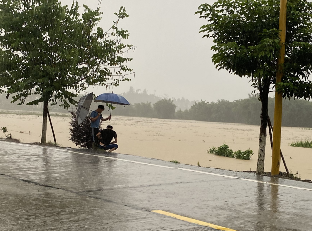 乡土专家二人组记录受灾数据。 乡土专家二人组记录受灾数据。