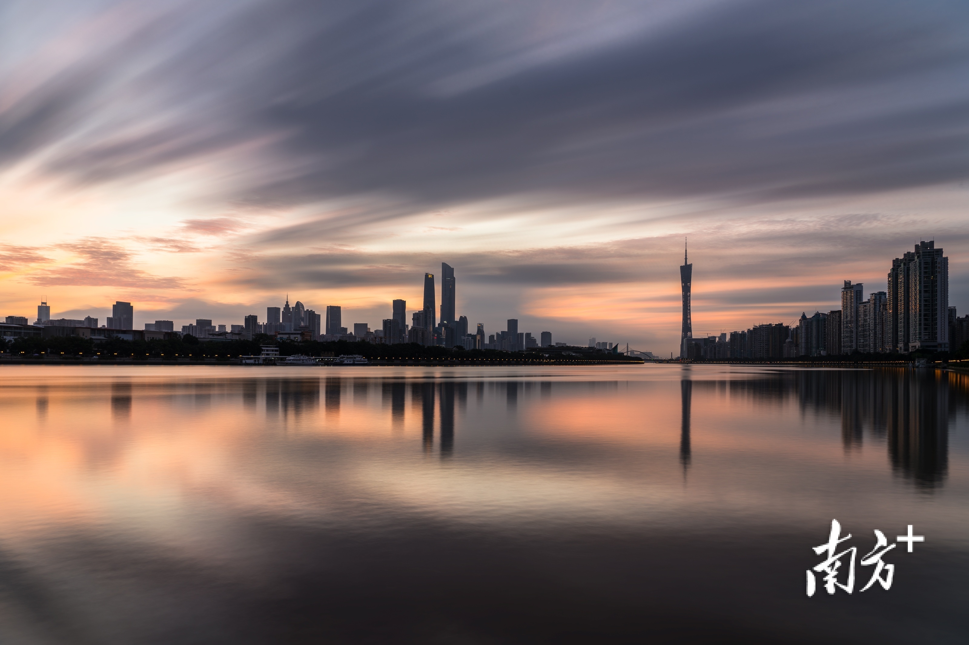 6月23日早晨，广州告别连续阴雨水天气，迎来绚丽朝霞。阿基 摄