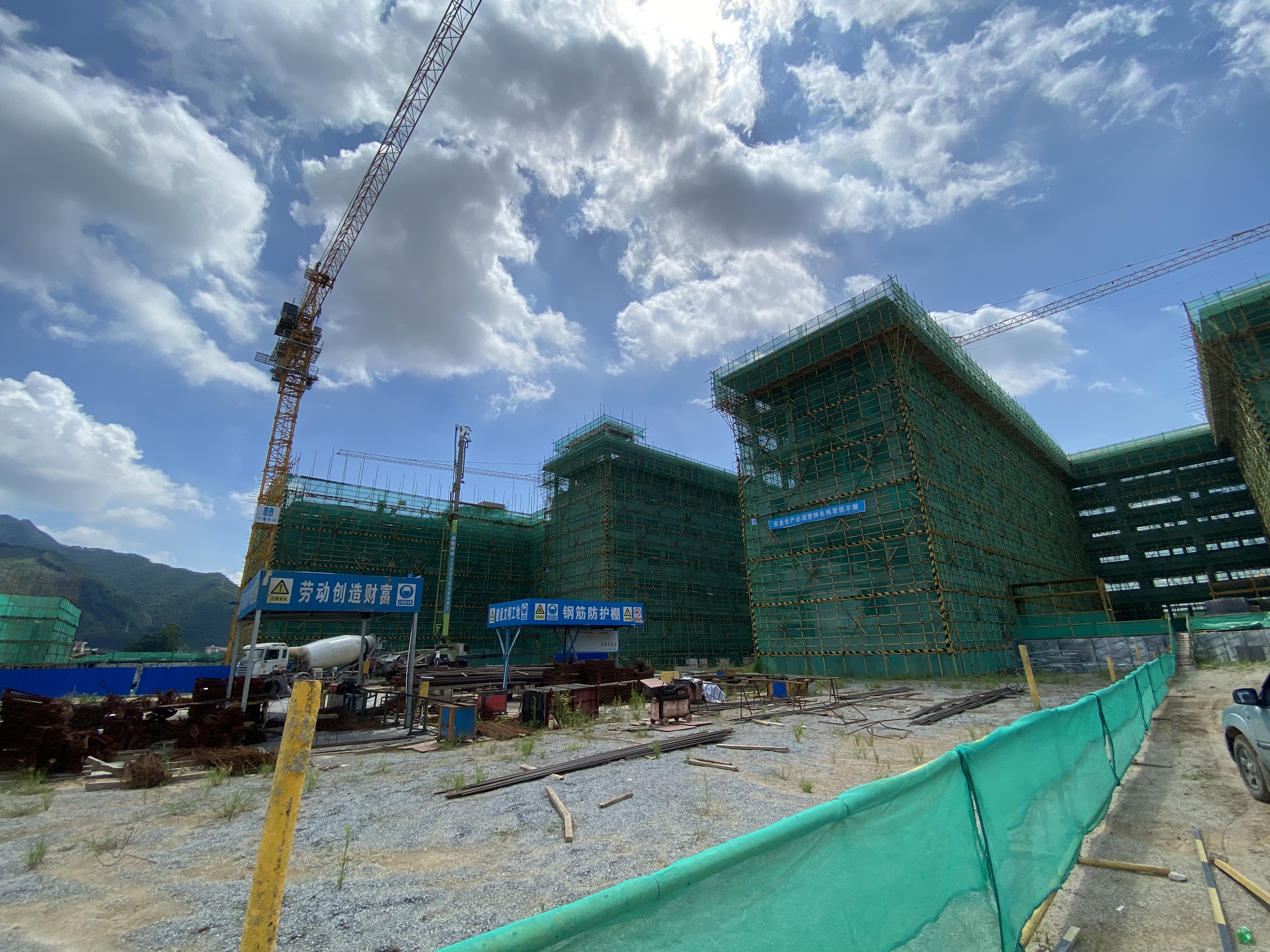 目前,肇庆市第一中学江滨校区已封顶,目前正在加强内部装修。 南方+ 施亮 拍摄