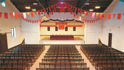 第一次全国劳动大会旧址实景复原百年前礼堂会场原貌。