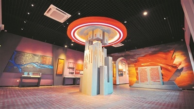  展陈现场特设一组雕塑诠释“一劳大”的核心内容。