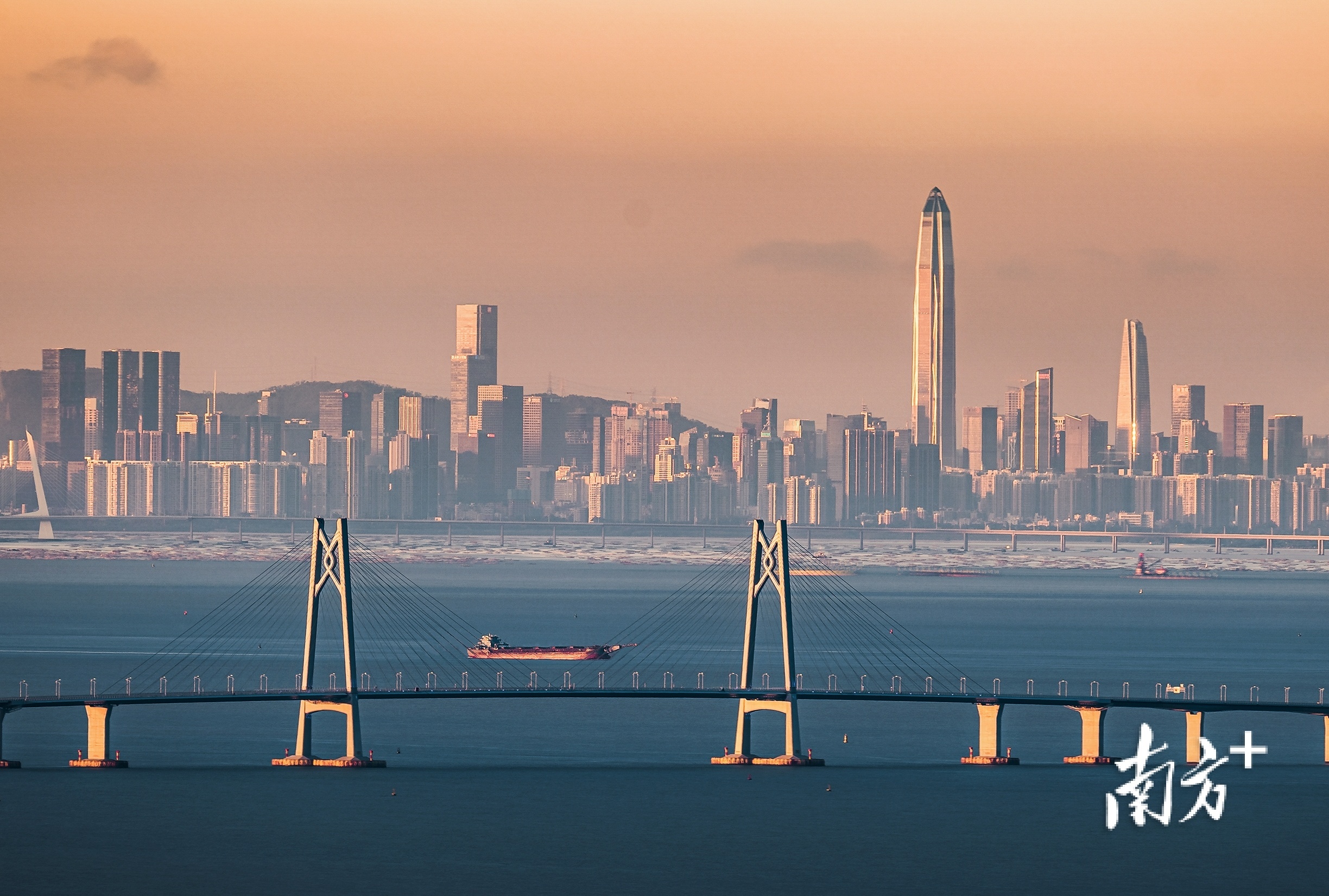 6月26日傍晚，金色夕阳下，天空异常通透，从珠海清晰拍到港珠澳大桥与深圳城区同框。屈凌江 摄