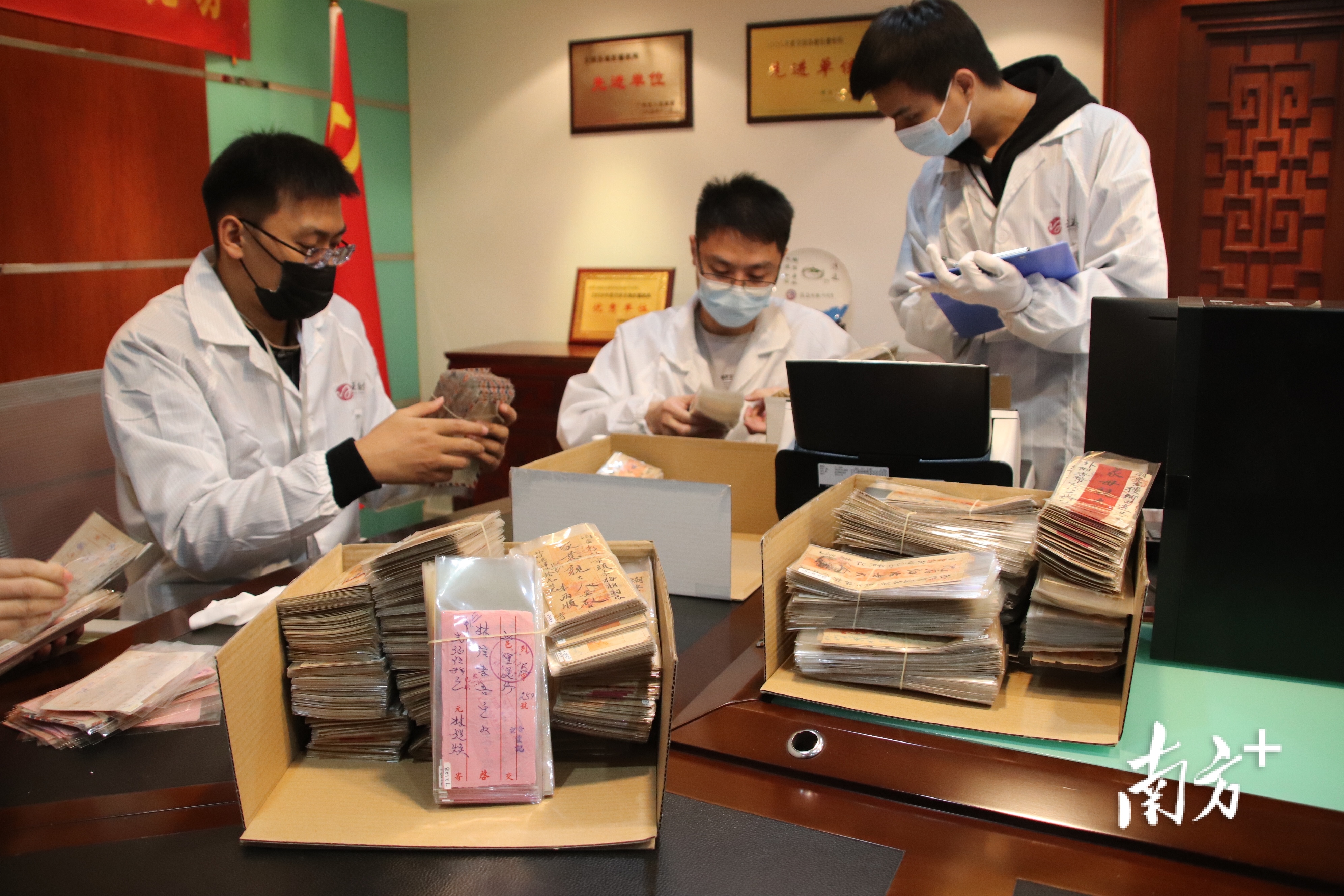 汕头市档案馆的工作人员在整理侨批。  受访者供图
