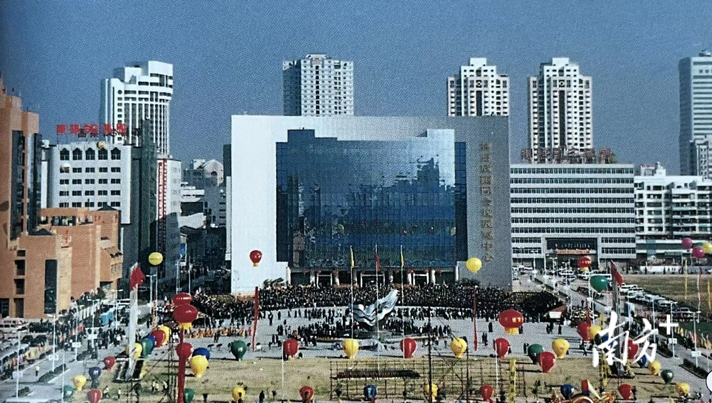 参加年会的代表步入林百欣国际会议展览中心的场面。陈健聪 何龙盛摄 余丹翻拍