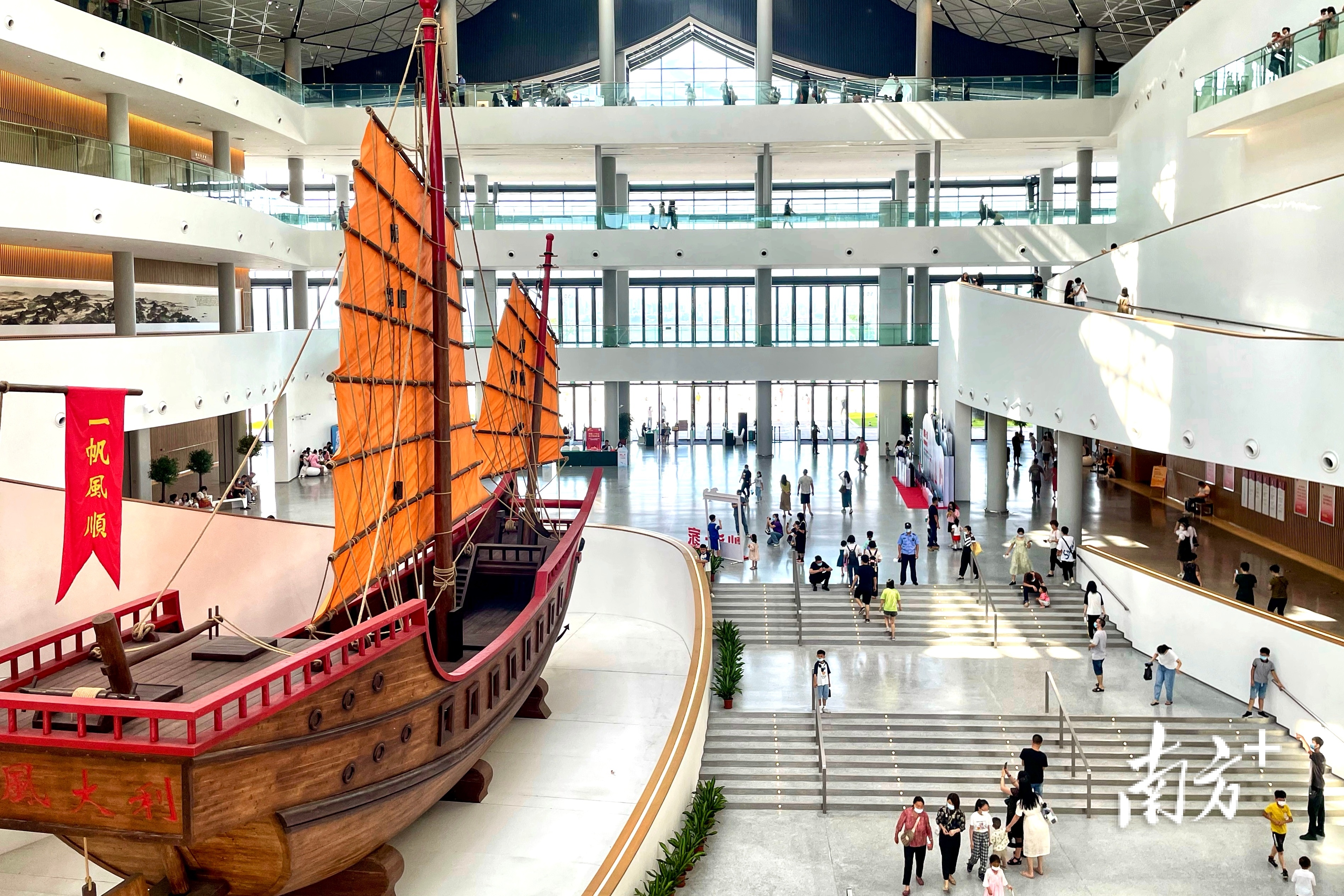 在潮汕历史文化博览中心内，设置有一艘巨型的红头船。  南方+ 杨立轩 拍摄