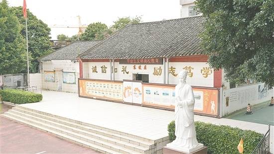 嘉祐寺位于校園正中央，緊鄰東坡雕像