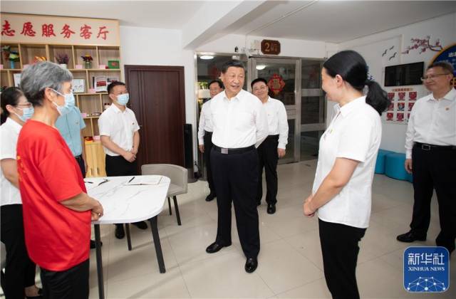 6月28日，中共中央总书记、国家主席、中央军委主席习近平在湖北省武汉市考察。这是28日下午，习近平在东湖高新区左岭街道智苑社区志愿服务客厅，向社区工作者、下沉党员干部、志愿者了解基层疫情联防联控机制运行情况。新华社记者 谢环驰 摄