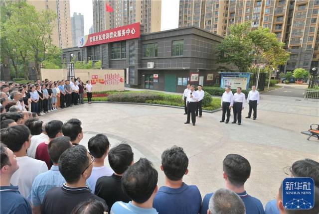 6月28日，中共中央总书记、国家主席、中央军委主席习近平在湖北省武汉市考察。这是28日下午，习近平在东湖高新区左岭街道智苑社区广场同干部群众亲切交流。新华社记者 李涛 摄