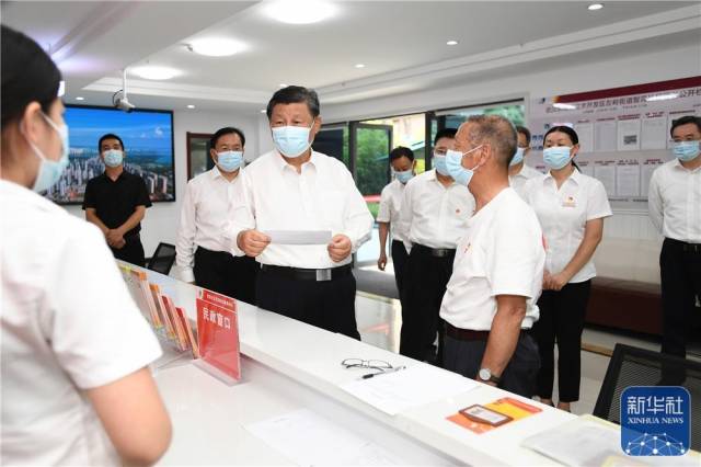 6月28日，中共中央总书记、国家主席、中央军委主席习近平在湖北省武汉市考察。这是28日下午，习近平在东湖高新区左岭街道智苑社区党群服务中心，向社区工作者了解党建引领基层社区治理及便民服务等情况，并同前来办事的老年人亲切交谈。新华社记者 谢环