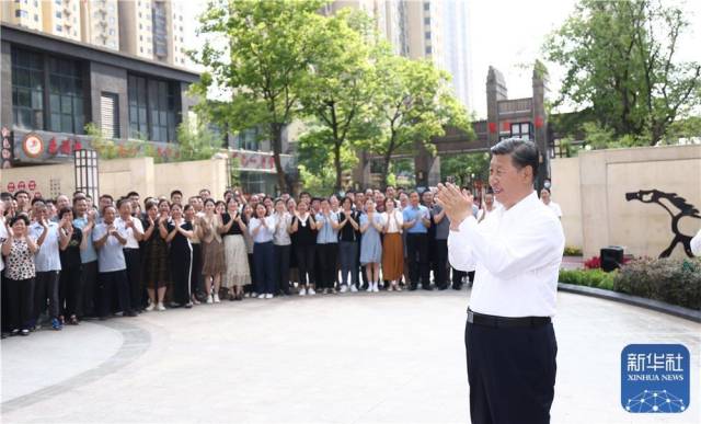 6月28日，中共中央总书记、国家主席、中央军委主席习近平在湖北省武汉市考察。这是28日下午，习近平在东湖高新区左岭街道智苑社区广场同干部群众亲切交流。新华社记者 鞠鹏 摄