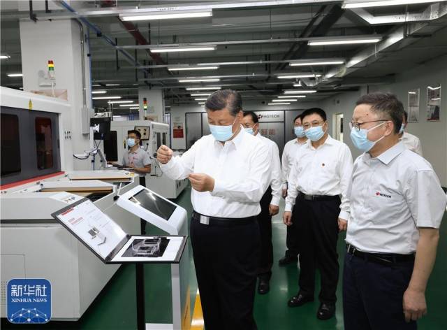 6月28日，中共中央总书记、国家主席、中央军委主席习近平在湖北省武汉市考察。这是28日下午，习近平在武汉华工激光工程有限责任公司半导体面板激光智能装备生产车间，察看激光技术产业应用展品。新华社记者 鞠鹏 摄