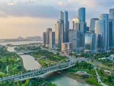 高举新时代改革开放旗帜，在新征程续写更多“春天的故事”