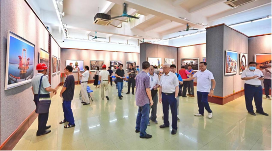 歌颂劳动者的辛勤，“为建设者而歌”专题摄影展在广州开幕