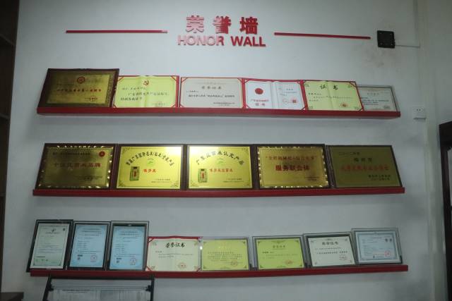 广东省农民合作社省级示范社、首届广东国际名米(籼稻)金奖产品、广东丝苗米品牌示范基地、广东省农业科学院水稻研究所科企合作基地……二十多块牌匾挂满了一整面墙。罗新辉说,这是对他种粮最好的褒奖。 广东省农民合作社省级示范社、首届广东国际名米(籼稻)金奖产品、广东丝苗米品牌示范基地、广东省农业科学院水稻研究所科企合作基地……二十多块牌匾挂满了一整面墙。罗新辉说,这是对他种粮最好的褒奖。