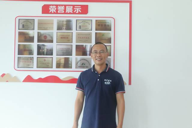 全国种粮大户、全国劳动模范、全国粮食生产先进个人、广东省农村乡土专家,多个名头加身,是对罗新辉最大的认可。 全国种粮大户、全国劳动模范、全国粮食生产先进个人、广东省农村乡土专家,多个名头加身,是对罗新辉最大的认可。