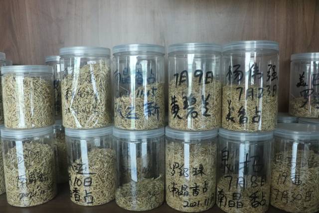 在合作社的展示柜上,一瓶瓶装满稻谷的玻璃瓶整齐的排列着,上面写着名称和日期。“我们从农户那里收购稻谷后,都会留样,一旦出问题可以直接追溯到户。”罗新辉说。 在合作社的展示柜上,一瓶瓶装满稻谷的玻璃瓶整齐的排列着,上面写着名称和日期。“我们从农户那里收购稻谷后,都会留样,一旦出问题可以直接追溯到户。”罗新辉说。