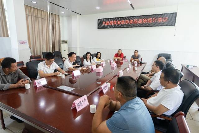 与会人员热情交流。 与会人员热情交流。