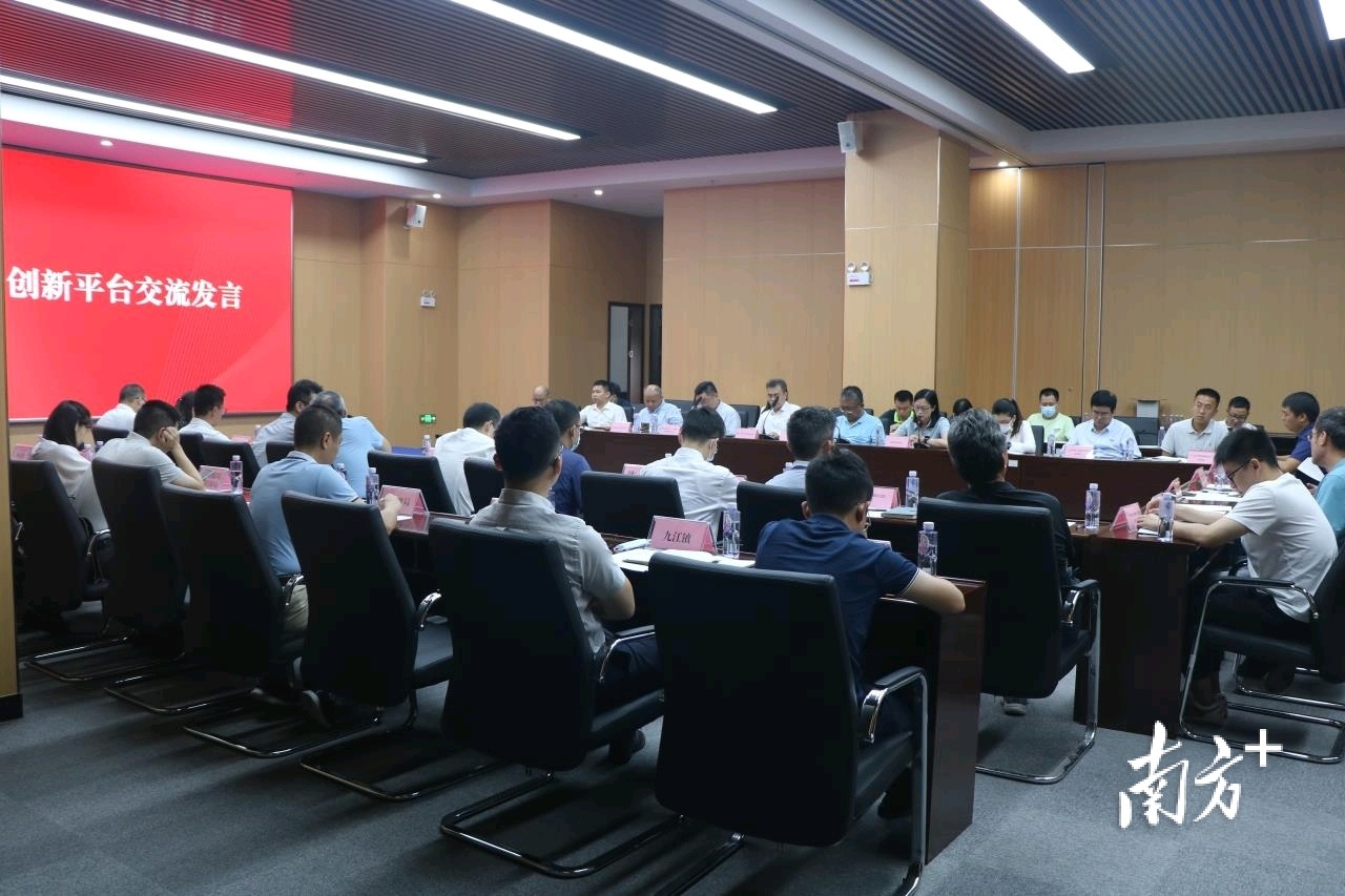 6月30日，南海区召开科技创新平台座谈会。南海区政府代表与区内24家科创平台代表面对面，交流创新成果转化经验。南海区科技局供图