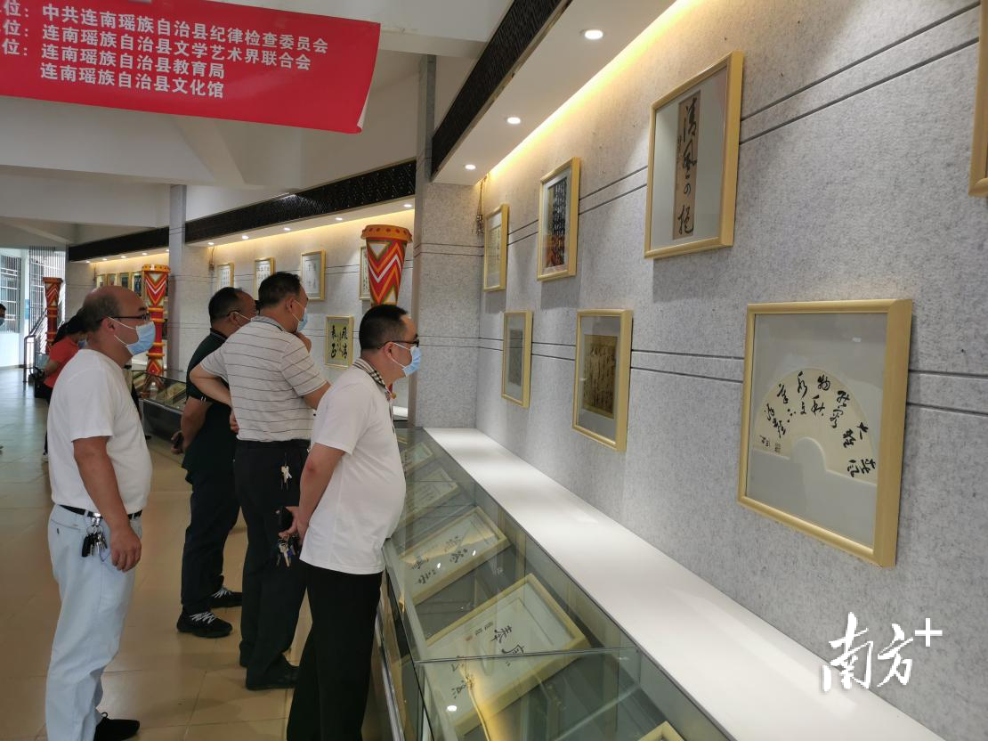 连南展出廉政专题书画瑶绣作品。通讯员供图
