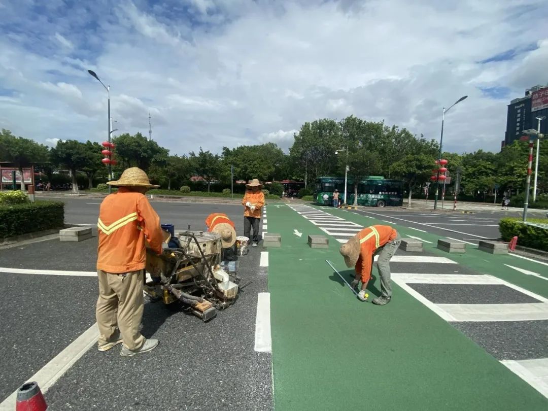 施工人员进行路面铺装。