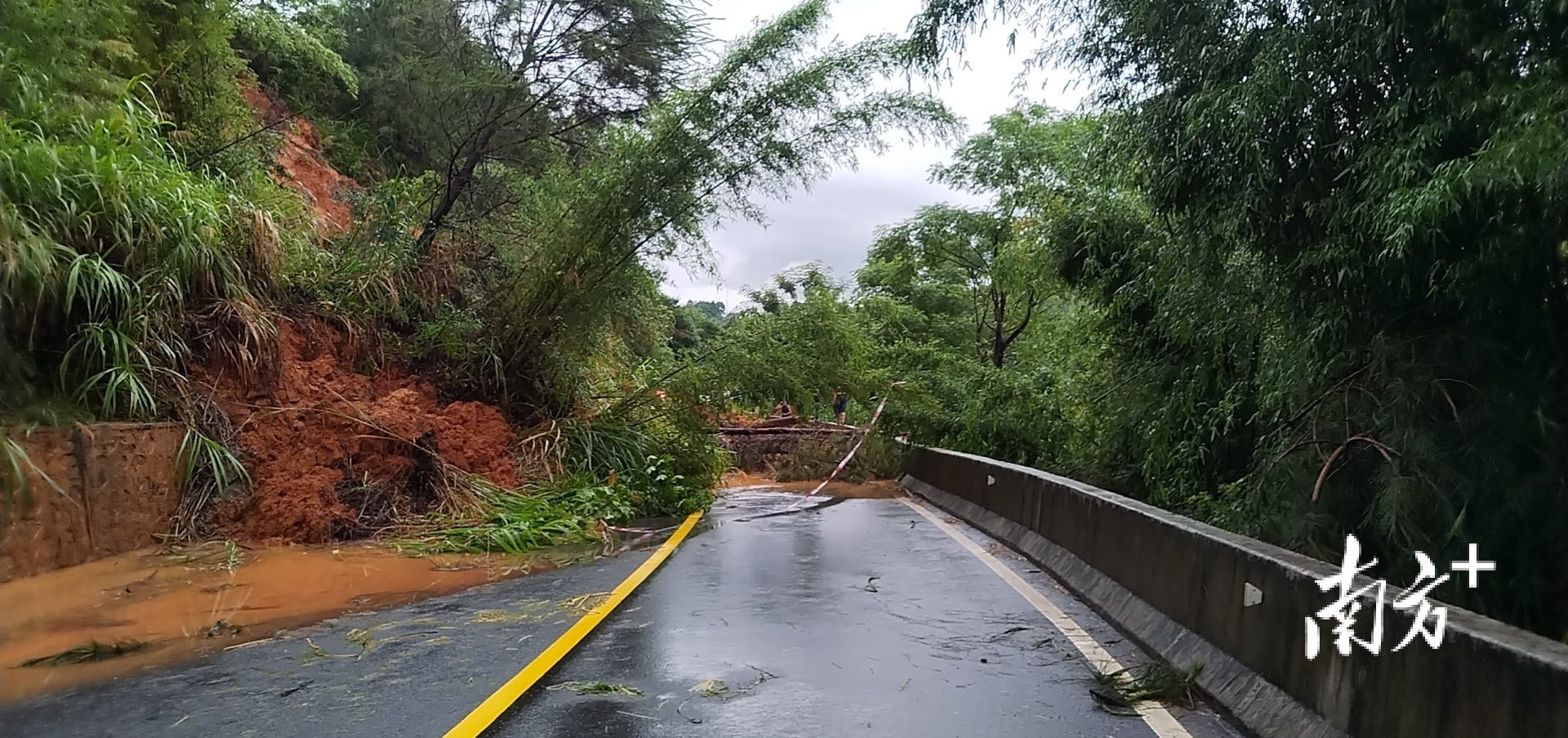 暴雨来袭！韶关启动防汛Ⅳ级应急响应，多地出现山体滑坡_南方plus_南方+