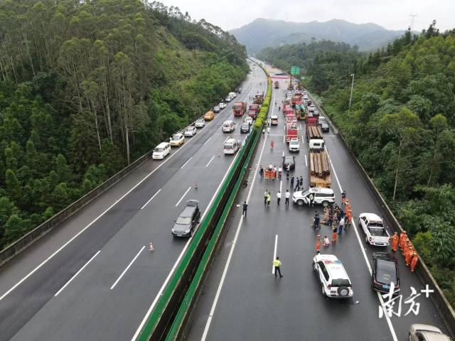 紧急抢险中乐广高速连江口路段塌陷范围扩大