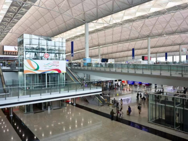 行政长官:以务实态度探讨与内地通关