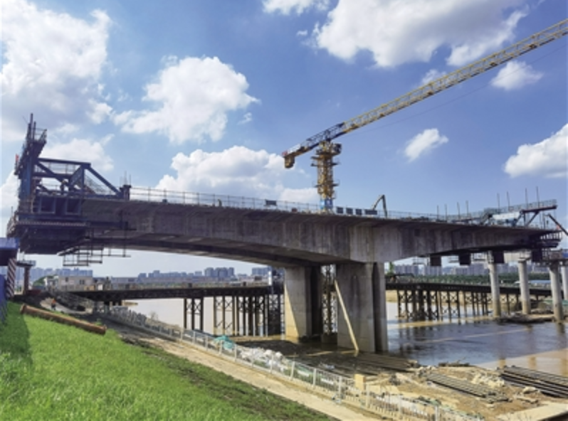 三水三桥南引桥跨南沙涌105m连续刚构桥:48#主墩左右幅均已完成至12#节段。/通讯员供图 三水三桥南引桥跨南沙涌105m连续刚构桥:48#主墩左右幅均已完成至12#节段。/通讯员供图