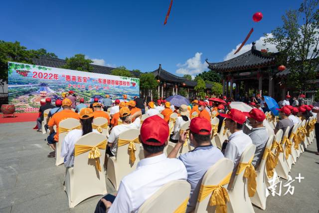 东港荔枝节在东港公园举行了简短而又隆重的开幕式。 东港荔枝节在东港公园举行了简短而又隆重的开幕式。